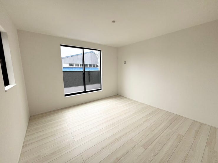 2階 洋室(8帖)
ゆったりとした8帖の主寝室。
バルコニーに出入りできる明るい空間で、ウォークインクローゼットも備えています。