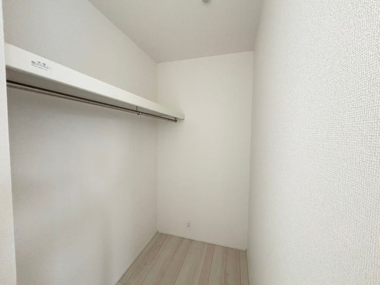 主寝室に備えられたウォークインクローゼット。
衣類や季節物、荷物などをまとめて収納できる収納力のあるスペースです。