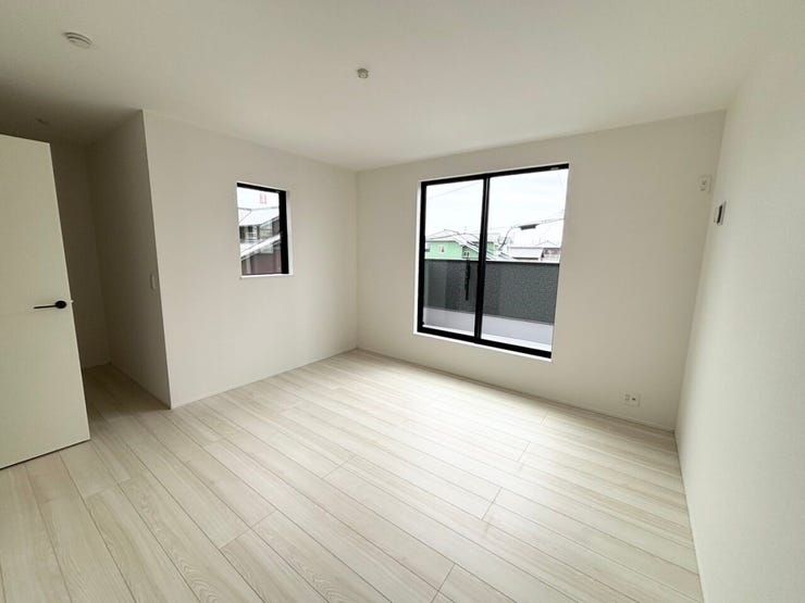 ゆとりある8帖の主寝室。
自然光がたっぷり差し込む心地よい空間です♪