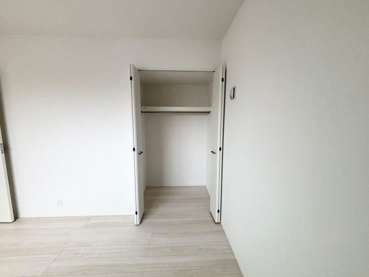 衣類や小物を整理しやすく、日々の収納にも便利です。