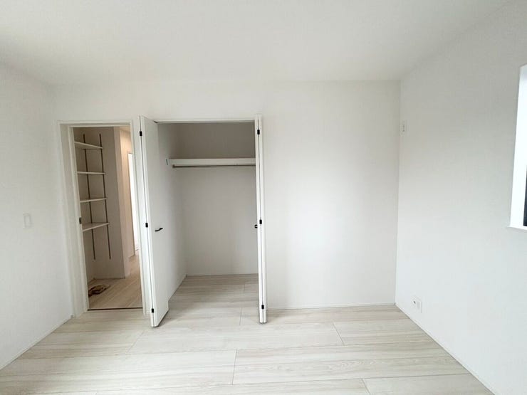 自然光が差し込む6帖の洋室。