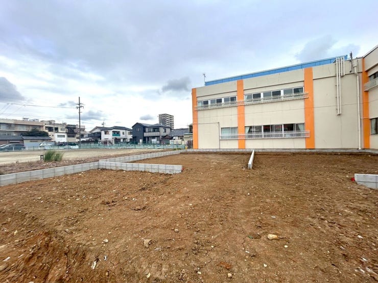 ◇外観写真◇
15.12帖のLDKとなっています。家族が集まって食事をしたり、くつろいだりするのに十分な広さです。1階に洋室があるのでお子様を遊ばせたり等、あると助かりますね♪