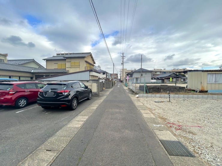 ◇前面道路◇
過ごす時間と共に刻々と表情を変えていく住まい、季節によってさまざまな表情を見せてくれるわが家は、時を重ね思いを紡ぐ場所です。ご家族の一家団欒を心ゆくまでお楽しみください。