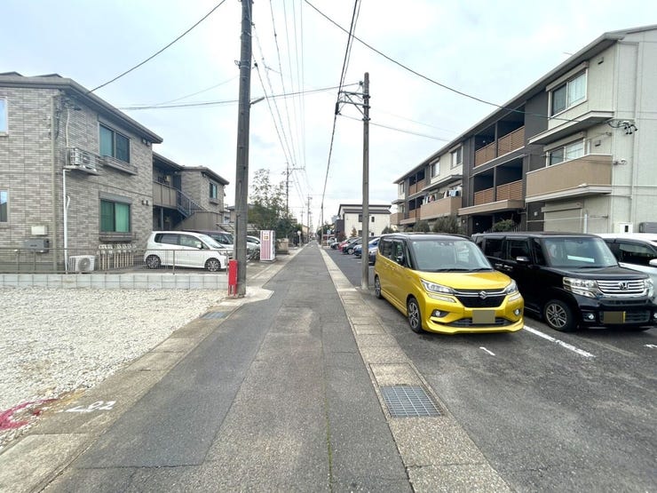 ◇前面道路◇
前面の道路幅は約4mですが、交通量が多くないので駐車時に後続車を気にする必要が少なく、また、並列のスペースが確保されていますので、駐車が苦手な方でも安心ですね。