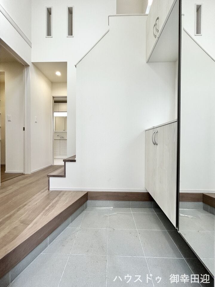 ■□■「しまう」が叶える、美しい玄関■□■大容量のシューズボックスがあることでいつも整理された、気持ちの良い「家の顔」を保てます。