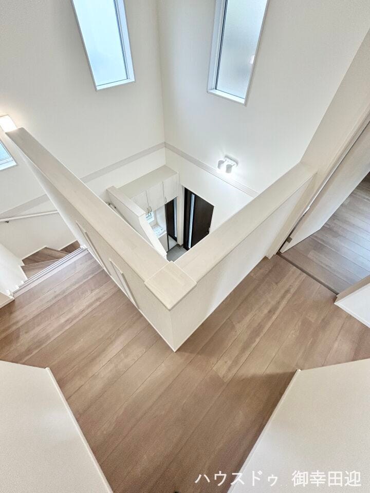 ■□■暮らしを繋ぐ、明るい動線■□■採光窓から光が差し込み、足元を優しく照らす。安全で快適な、家族の生活を支える縦の繋がりです。