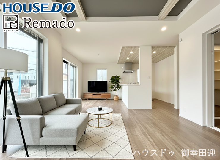 【リビング】
■□■家族の笑顔が集う、安らぎとくつろぎの中心地■□■お気に入りの家具を迎え、窓からは心地の良い光が差し込みます。※CGで家具を配置しています。