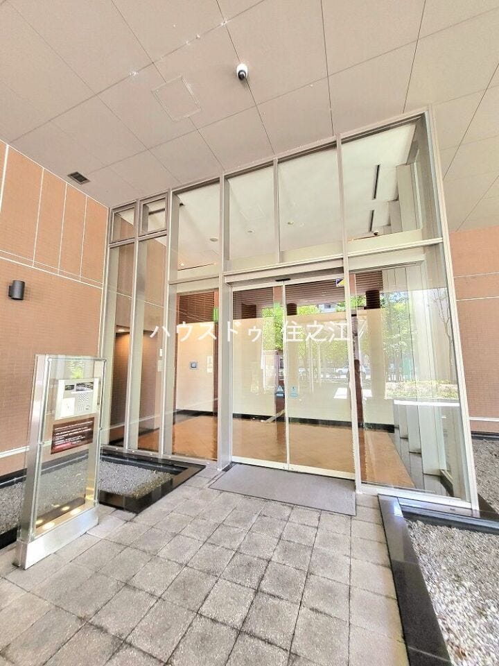 ★こちらのエントランス以外にもマンションの出入口は複数ございますので便利ですね♪