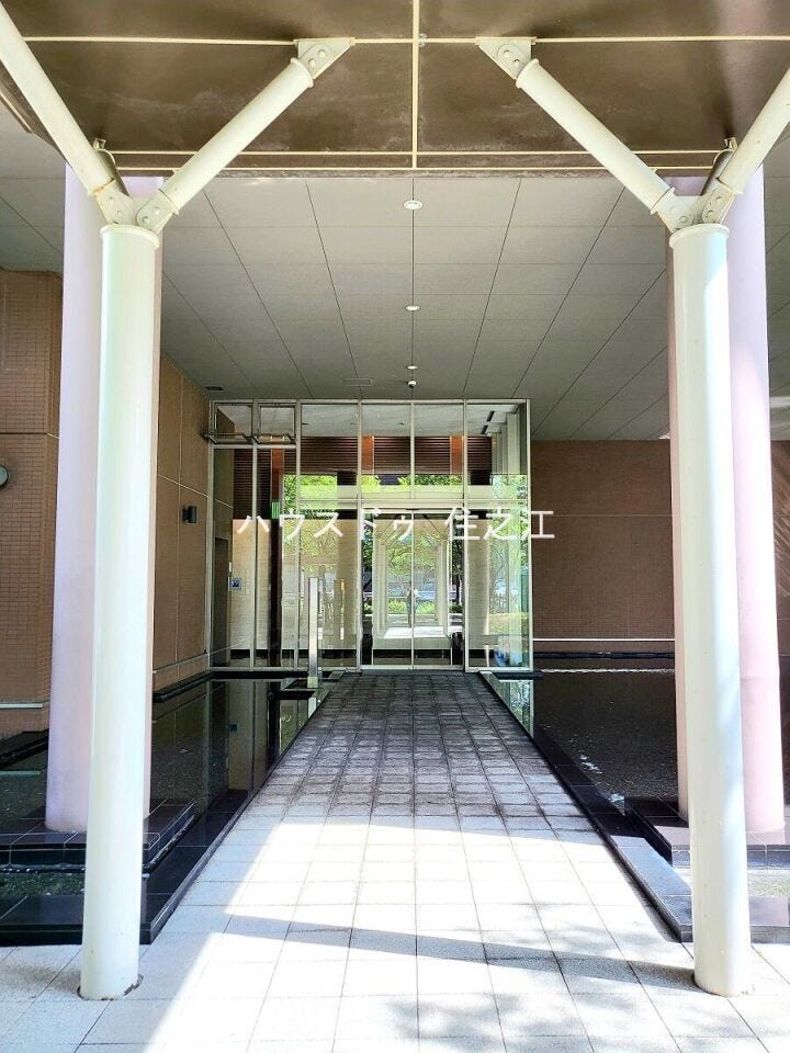 ★エントランスには庇(屋根)がございますので雨の日も安心♪