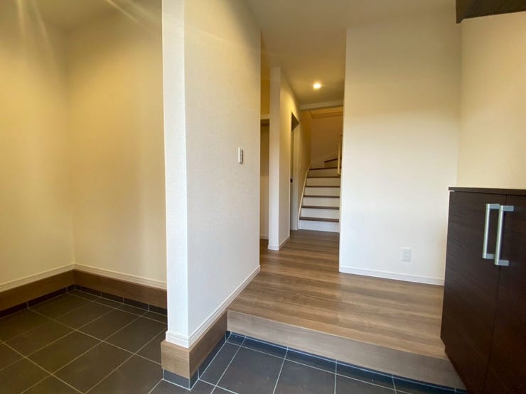 営業担当おすすめPOINT!
玄関スペースが広い!!
お子様のベビーカーや三輪車なども置いておけます☆