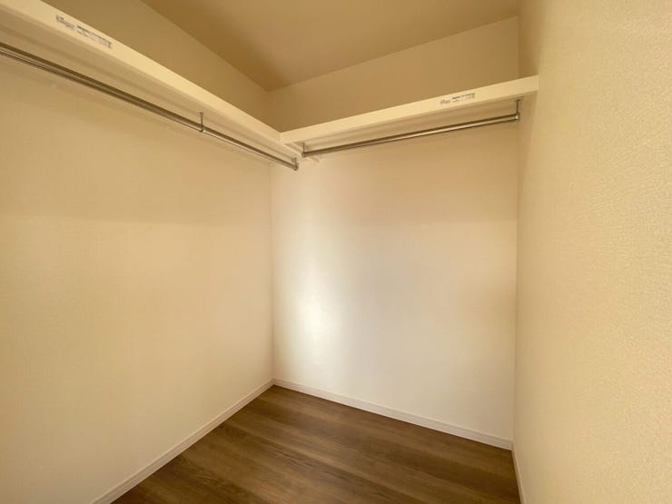 ウォークインクローゼット
洋服をたっぷり収納できます♪
姿見をおいて、ここでファッションチェック☆♪