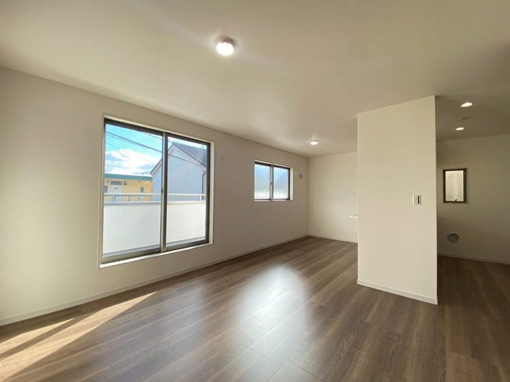 あたたかな光を感じる心地よい16帖LDK♪
家族が自然と集まるゆとりの空間