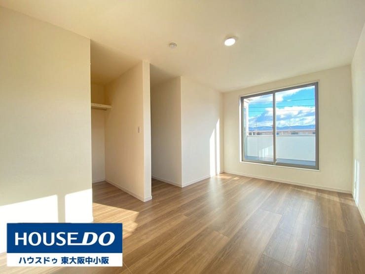 バルコニーに面しており、陽が当たるポカポカな洋室♪
WICもあり服もたくさんしまえ
お部屋はすっきりと見せられます♪