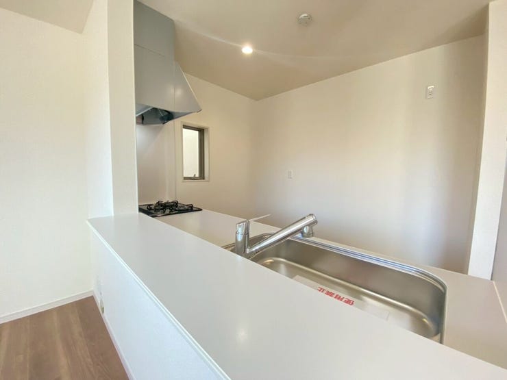 カウンターキッチン
キッチンからリビングを見渡せるのでご家族の様子を
見ながらお料理していただけます♪