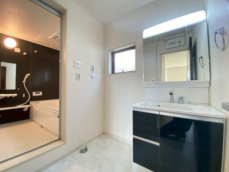 洗面スペースです
洗髪洗面化粧台
収納もたっぷりございます♪