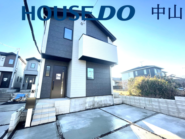 【外観】
\堂々とした佇まいの新築戸建/
洗練された外観デザインが街並みに映える一邸。住まうご家族の誇りとなる、美しさと安心感を兼ね備えた住まいです。