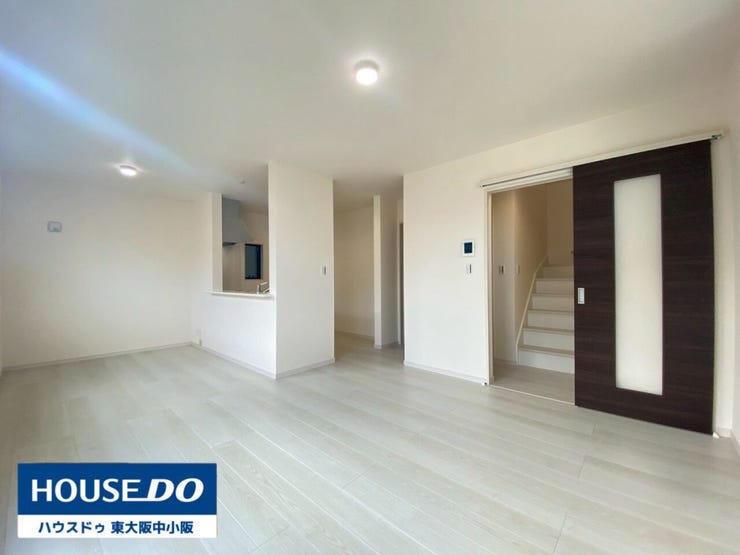 お子様ものびのび遊べる16帖の広々LDK♪
食事もくつろぎも叶うゆとりの空間♪