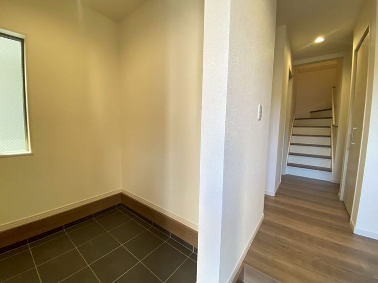 営業担当おすすめPOINT!
玄関スペースが広い!!
お子様のベビーカーや三輪車なども置いておけます☆