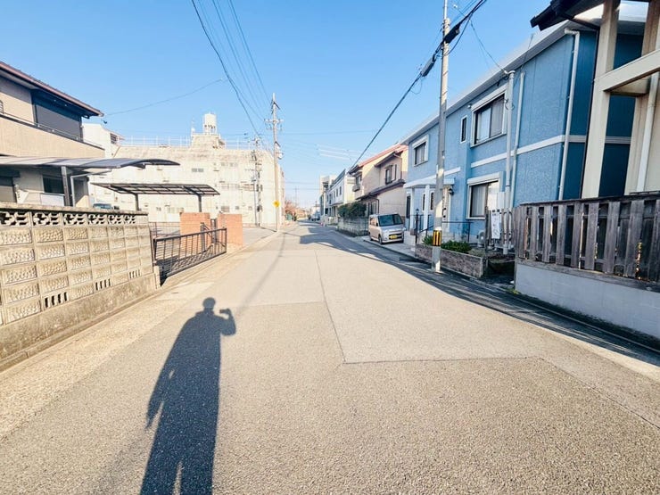 道路幅が広いことで、家の前が遮られることが少なく、日当たりが良くなり、家全体が明るい印象を受けます!