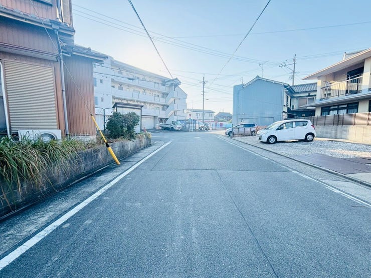 前面道路が広い為車が通行しやすく、すれ違いもスムーズに行えるため、日々の交通ストレスが軽減されます!