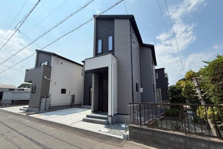 【外観】
◆駐車場は並列2台!
◆小学校・中学校ともに徒歩15分以内!通学に便利です♪
◆近隣に生活利便施設が充実!