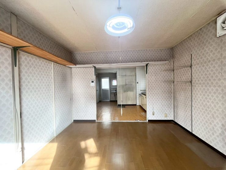 2F部分の洋室です。大きな窓があり日当たり良好です♪