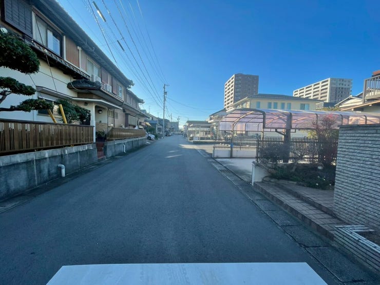 車がスピードを出しにくいため、交通事故のリスクが低減されます。歩行者や自転車が安全に通行しやすい環境です!