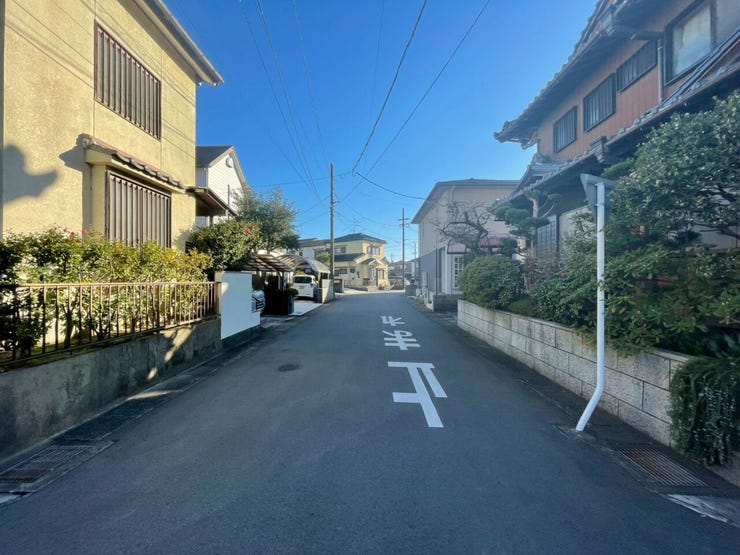 大型車や多くの車両が通行することが少なく、静かで落ち着いた環境が得られます。特に小さなお子さんがいる家庭では安心です!