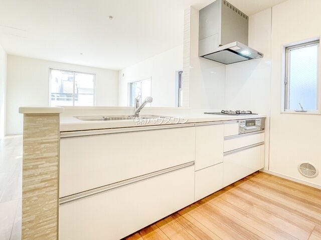 施工例 お料理中もリビングの様子がわかる対面キッチン♪吊戸がないので明るく解放感のあるキッチンに☆