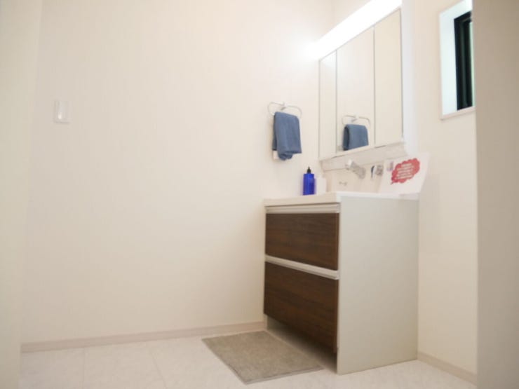 施工例 後ろ姿もチェックできる三面鏡タイプの洗面化粧台☆