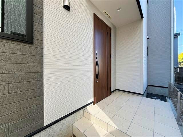 建物右側に配置された玄関は子供たちが玄関から飛び出していく不安を軽減してくれますね
(2026年4月2日 撮影)