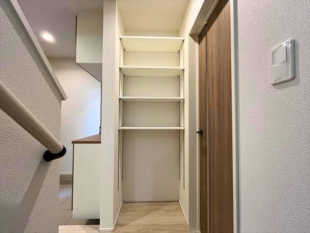 玄関ホールには可動式の棚がありお出かけ時に必要な小物などを置いたりと家族でどう使うかを考えるのも楽しみですね
(2026年4月2日 撮影)