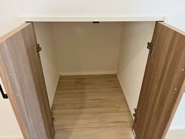 1階キッチン横の床側には階段下収納があります。ストック品や防災グッズなど仕舞うのも良さそうですね
(2026年4月2日 撮影)