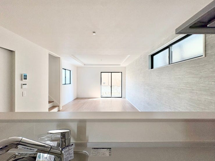 対面式キッチンのため、料理をしながらリビング全体を見渡せ、ご家族との会話も自然と生まれます。お子様の様子を見守りながら家事ができ、開放感と使い勝手を兼ね備えた快適なリビング空間です。