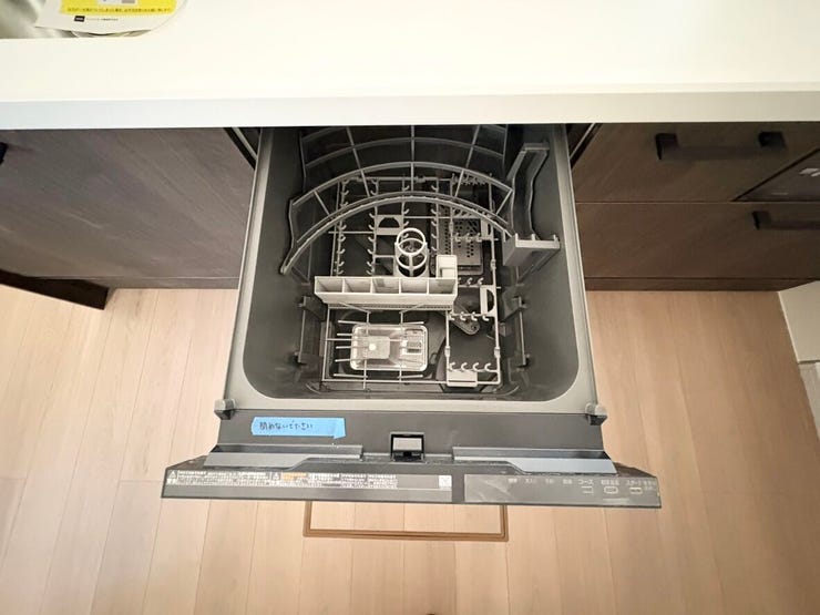 食器洗いをサポートしてくれる食器洗い乾燥機付きキッチン。家事の時短につながるだけでなく、手洗いよりも衛生的で節水効果も期待できます。ご家族との時間や自分の時間を大切にできる嬉しい設備です。