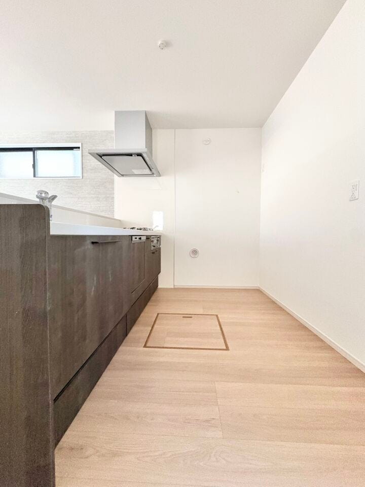 作業スペースにもゆとりがあり、複数人での調理やご家族と並んでの作業も快適です。冷蔵庫や収納棚の設置もしやすく使い勝手とデザイン性を兼ね備えたキッチン空間です。