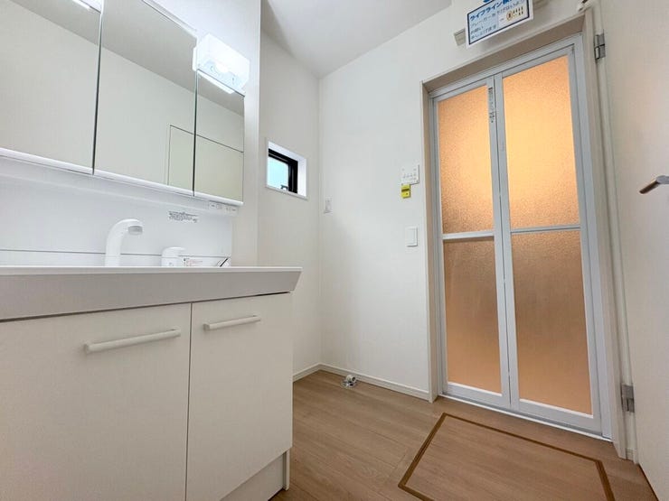 脱衣所にゆとりがあり、着替えや洗濯の動作がスムーズです。洗濯カゴや収納棚を置いても圧迫感がなく、家事動線も整えやすい快適な空間です。