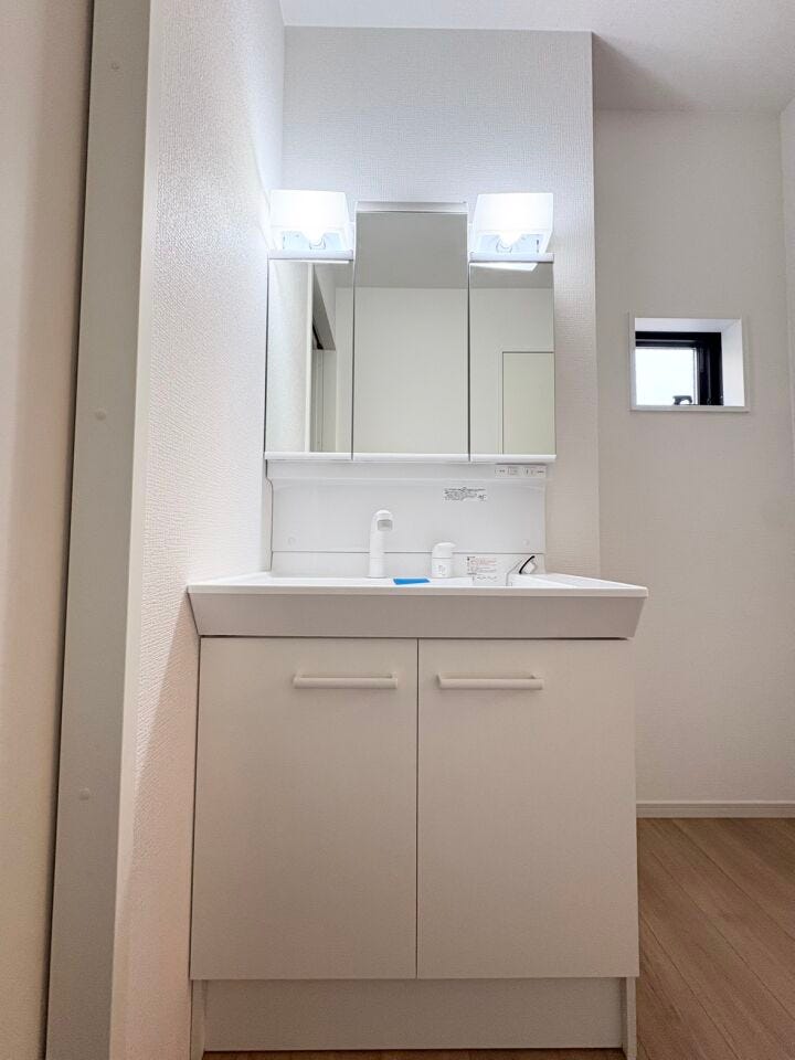 三面鏡付き洗面化粧台は、身支度がしやすく収納力の充実しています。鏡裏に化粧品やスタイリング剤・ドライヤー・ブラシなどの小物をすっきりしまえて生活感を隠せ、清潔感のある洗面空間を保てます。