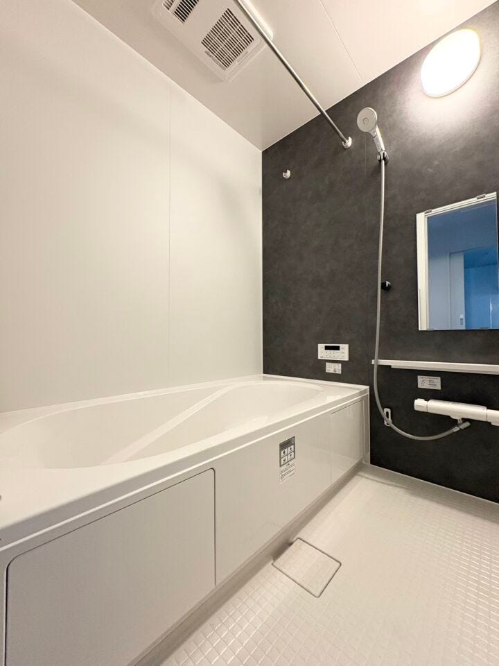 浴室乾燥付きのため、天気の悪い日や花粉の季節も心配ありません。浴室には窓がついているので、熱気がこもりがちな浴室も換気ができるのでお掃除も楽になります。