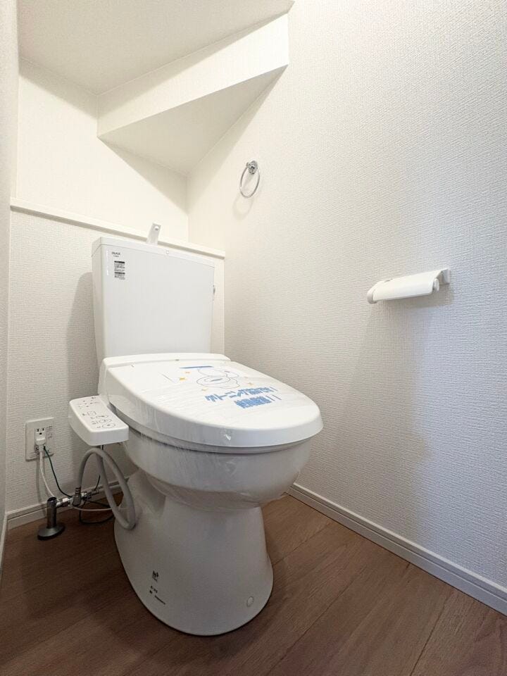 大人も子どもも快適な自動温洗浄便座機能付きで、衛生的かつ、ペーパー節約にもなります。