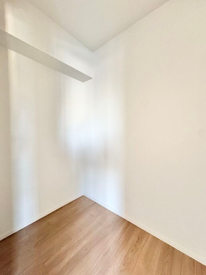 広めのウォークインクローゼット付きで収納力◎洋服・カバンや季節の電化製品などもこちらにきれいに収納できます。季節の衣替えも必要なくなるかもしれません。