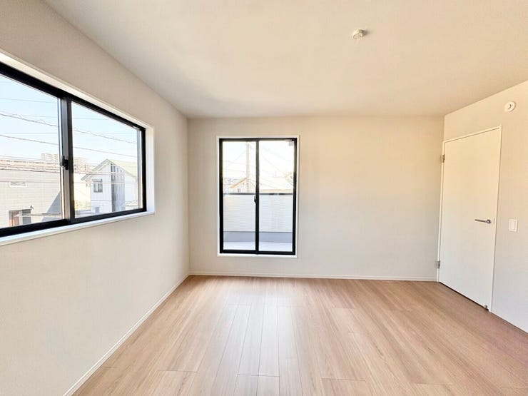 全居室2面採光の陽当たり良好な洋室です。ベッドやデスクが置きやすく、ライフスタイルに合わせたレイアウトが可能です。