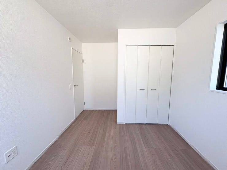 収納力のあるクローゼットを備えた洋室。衣類や小物をすっきり収納でき、居住空間を広く使えます。寝室や子ども部屋、書斎など幅広い用途に対応します。