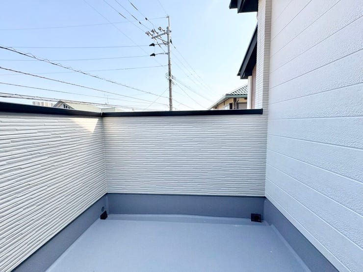 南西向きで日当たり良好なバルコニー。季節の花々を置いてお家と生活に彩りを。お洗濯ものはもちろん、ふとんやタオルケットなどのサイズの大きいものも干しやすいです。