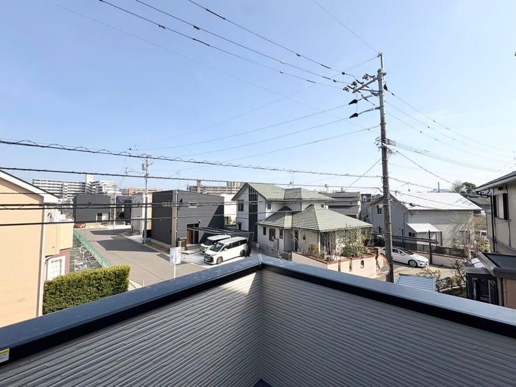 周辺は住宅が多く、夜間も人通りが感じられる安心感のある環境です。静かすぎず、日常生活にちょうど良い住み心地が魅力です。