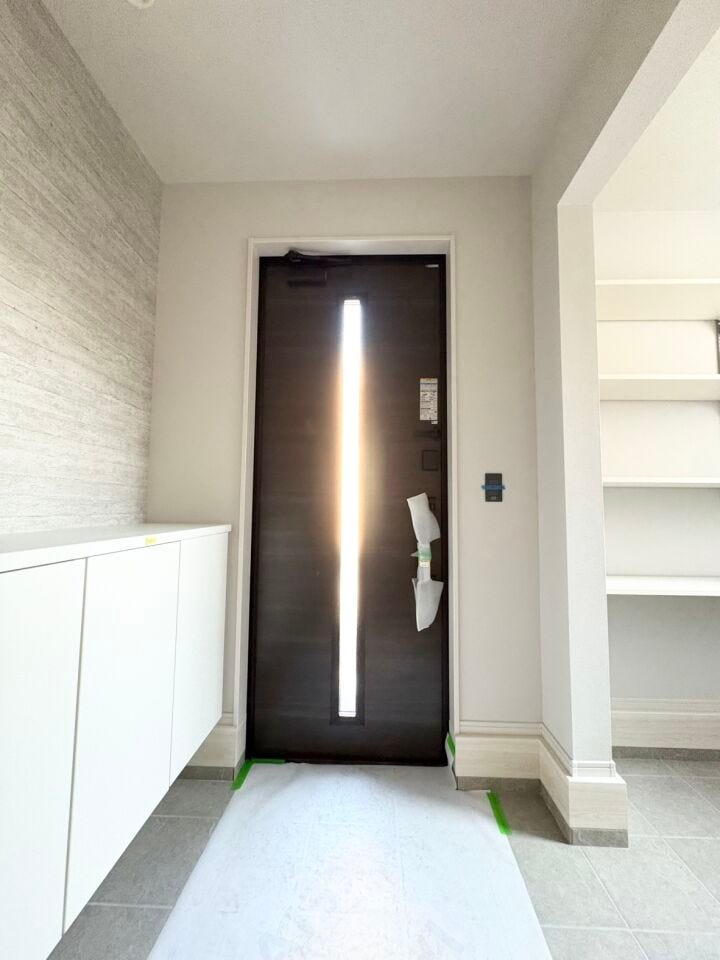 玄関すぐにシューズクローゼットを設け、靴やアウトドア用品、ベビーカーなどもすっきり収納できます。出入りの動線がよく、玄関まわりをきれいに保てます。