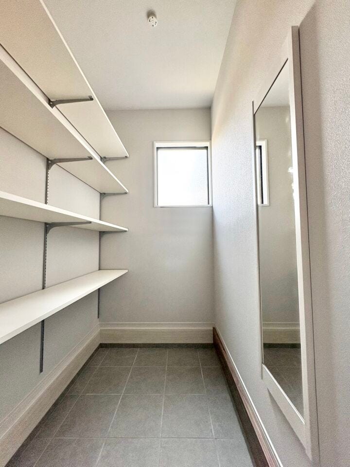 玄関すぐにクローゼットがある為、外出時や帰宅時の動線がスムーズに!アウトドア用品も収納できます。窓もあり明るい玄関です。
