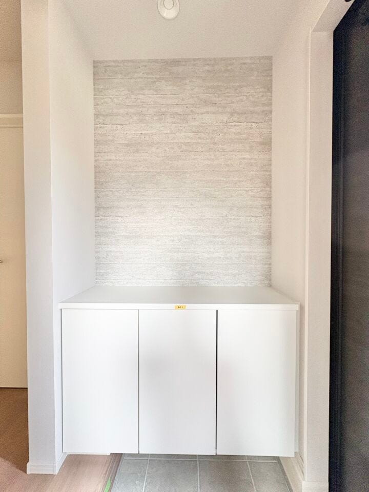 白を基調をしたシューズボックスが備え付けてあるため、収納力◎靴やブーツはもちろんや靴磨き・雨具・洋服のにおい取りスプレー・などもしまっておけます。来客時にきれいな玄関は誰にも嬉しいものです。