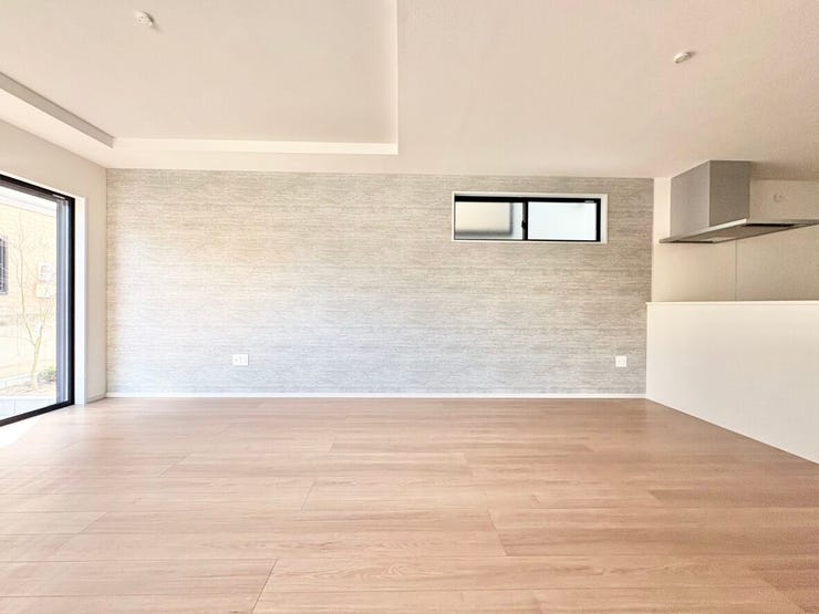 空間にメリハリとデザイン性をプラス。シンプルながらも印象に残る仕上がりで、家具やインテリアが映える、落ち着きのあるリビング空間です。