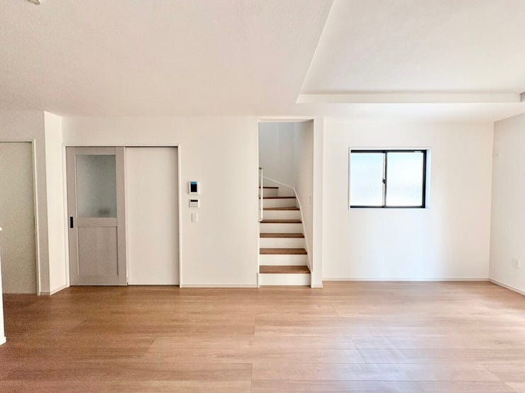 自然とコミュニケーションが増えるリビングが魅力の物件。リビング階段は、自然とコミュニケーションが増え、開放的な空間づくりにも役に立つ人気のある間取りです。